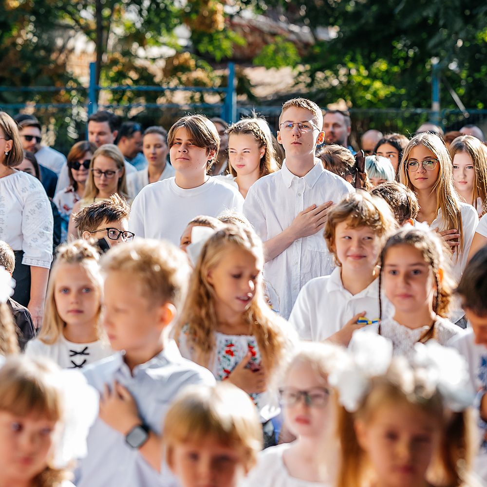 Учні Didacta під час урочистої лінійки